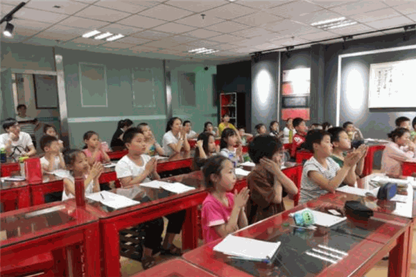 童彩启迪美术教育